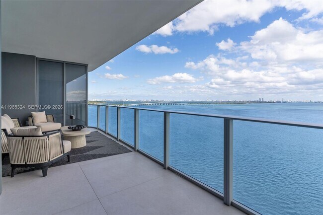 Building Photo - 700 NE 24th St