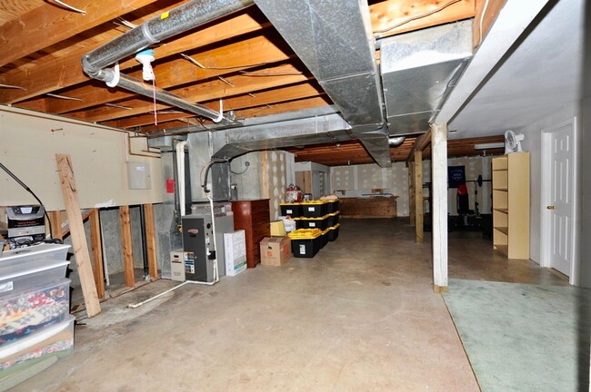 Building Photo - Fairway Golf Course 3 bed 3 bath with basement