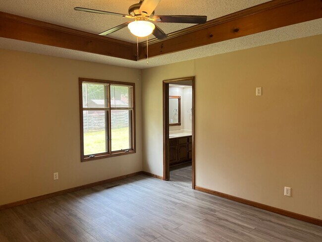 Building Photo - 3 Bed / 2 Bath in south Central Springfield