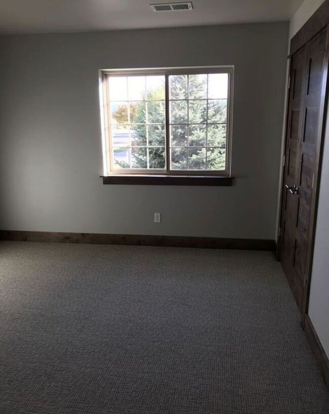 Building Photo - MOVE IN TODAY Beautiful 3 Bedroom 2 Bathroom Condo