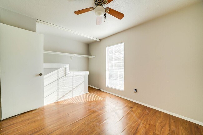 Building Photo - 2b1.5 b Condo in Garland, Water included