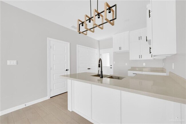 Building Photo - 15 W Daffodil Ave