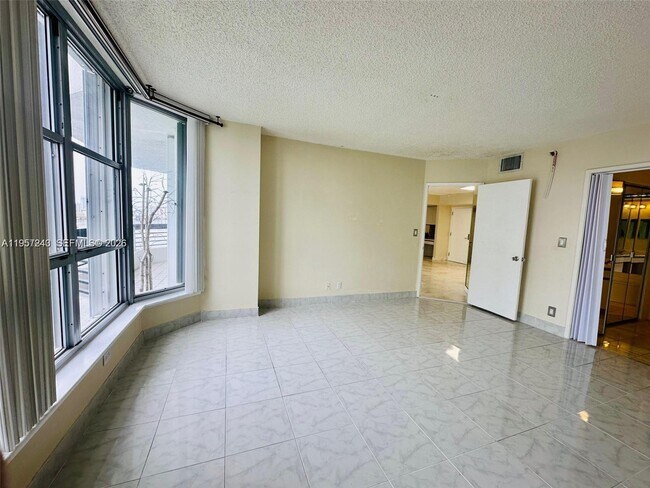 Building Photo - 3600 Mystic Pointe Dr