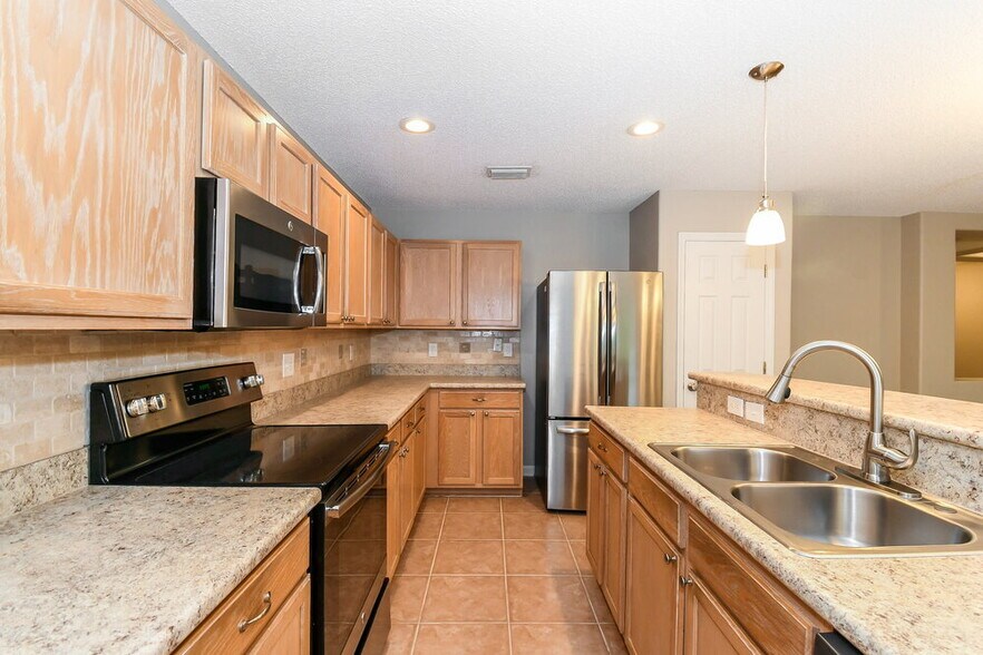 Building Photo - 2427 Brian Lakes Dr E