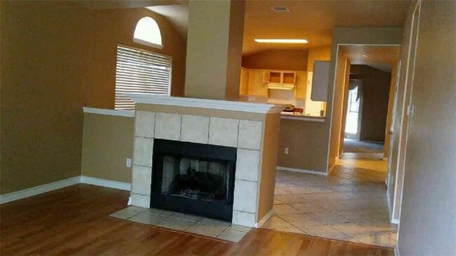 Building Photo - 2109 Lobelia Dr