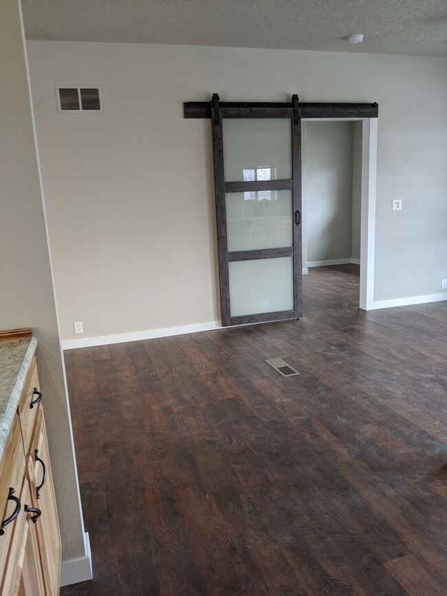 Building Photo - Beautifully updated 3 bedroom Orchards house