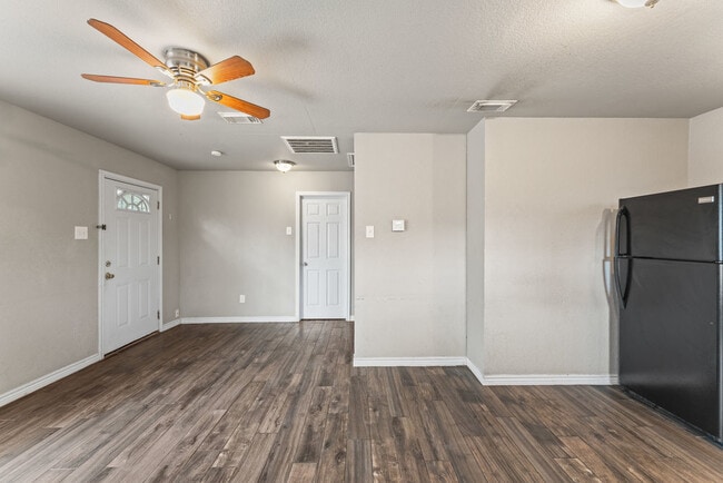 Building Photo - 315 Pool Dr