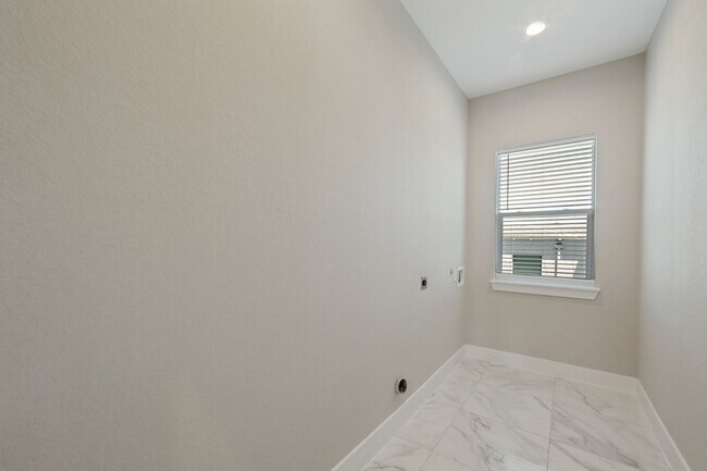 Building Photo - 1618 W Lawndale Dr