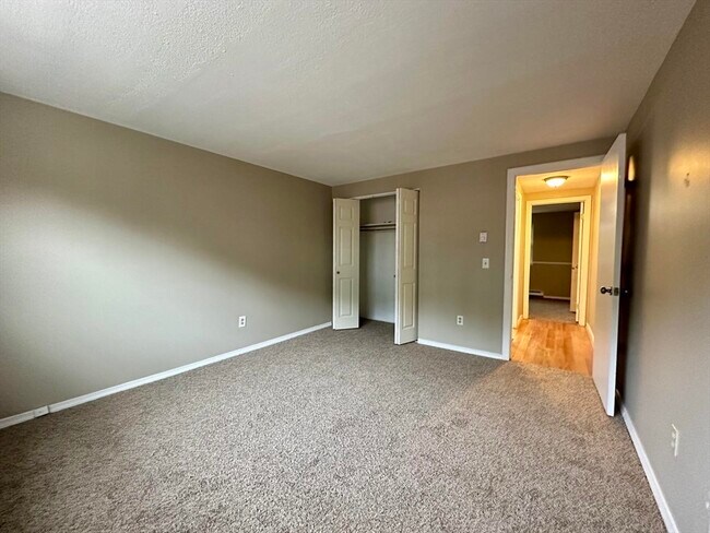 Building Photo - 7 Maple Crest Cir