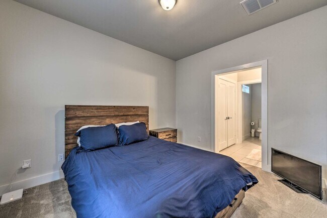 Building Photo - 2107 Stuart St