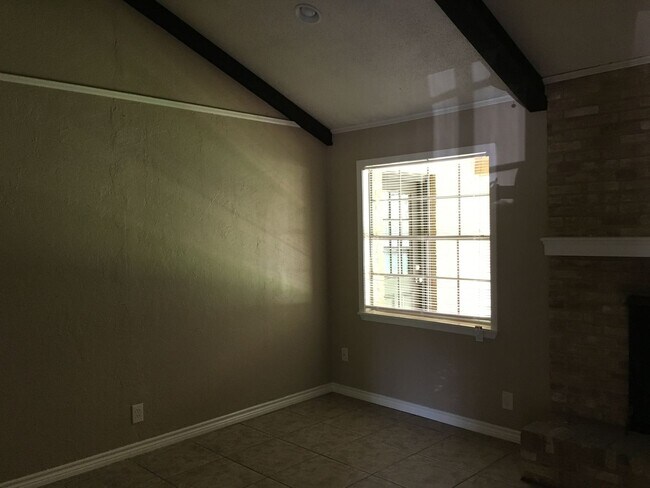 Building Photo - 3/2/2 Fenced Yard and Pet Friendly