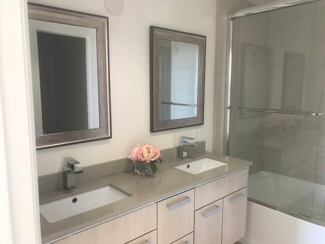 master bath - dual sinks - 401 N Coast Hwy