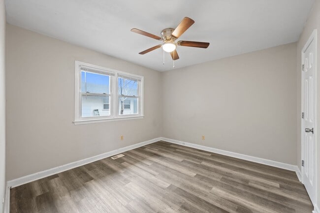 Building Photo - Welcome to Lakeview Park!