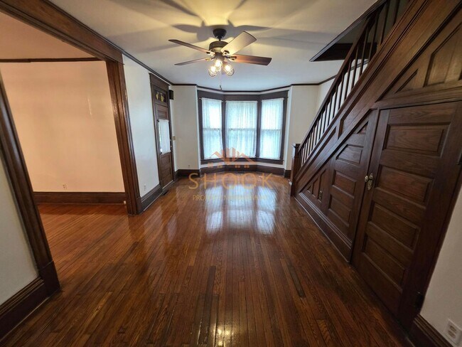 Building Photo - Well-Maintained Historic 4 BR Home Close to Campus! Lawn Mowing Included!
