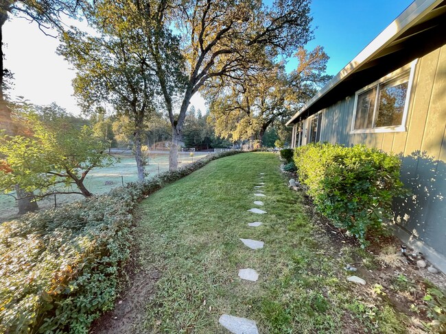 Building Photo - COUNTRY SETTING 3 BEDROOM WITH POOL AND SOLAR