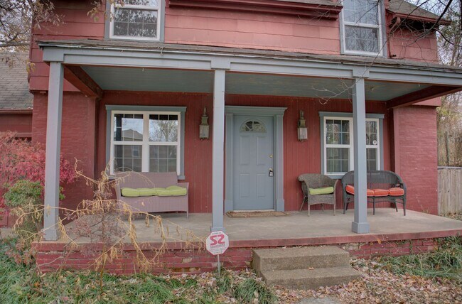Building Photo - 3-bedroom, 2.5-bath home with mostly hardwood floors