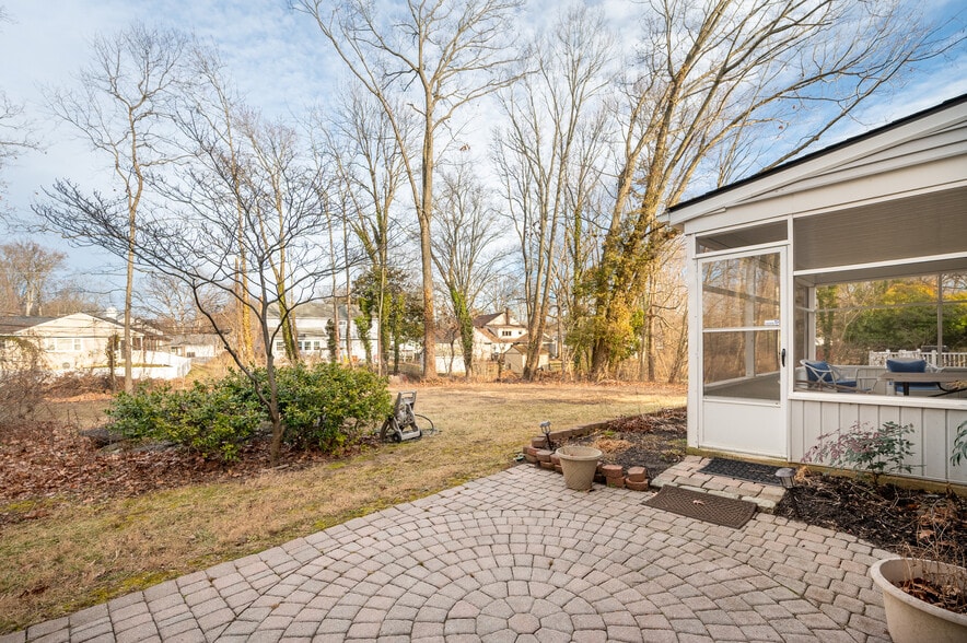 Building Photo - 2409 Sweetbriar Rd