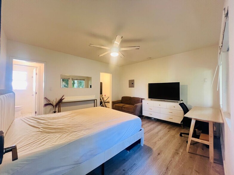 Primary Photo - 5525 Harold Way