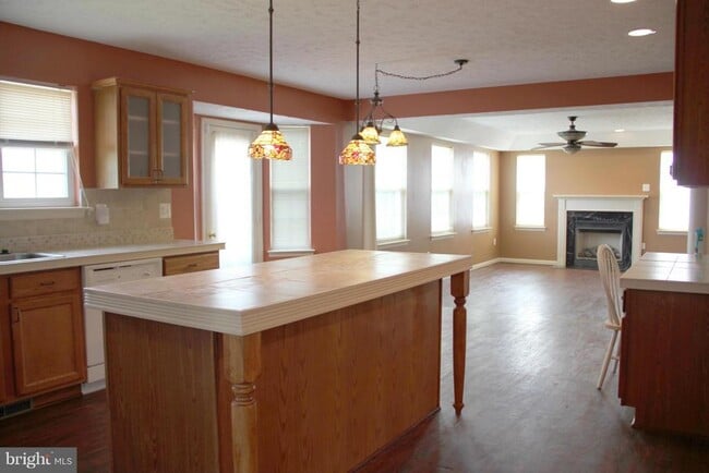 Building Photo - 46672 Robert Leon Dr