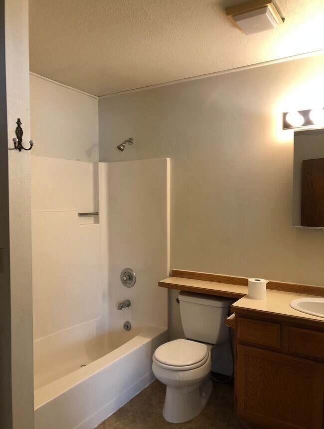 Bathroom with shower/tub - 518 N Black Ave