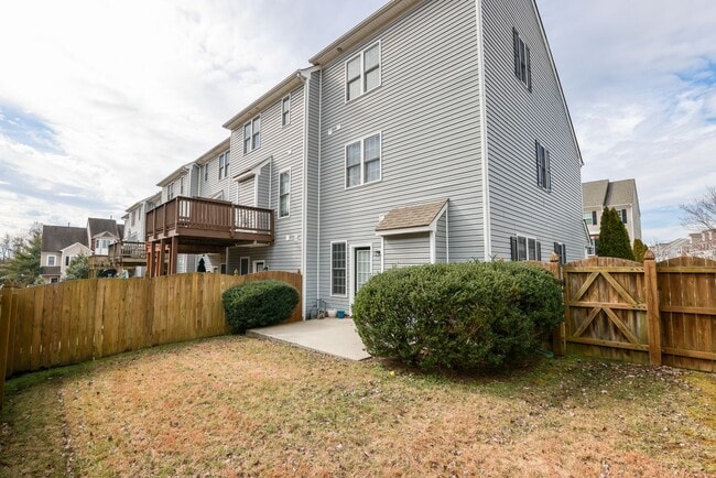 Building Photo - --Available NOW-- Luxury 3 Story Town Home...