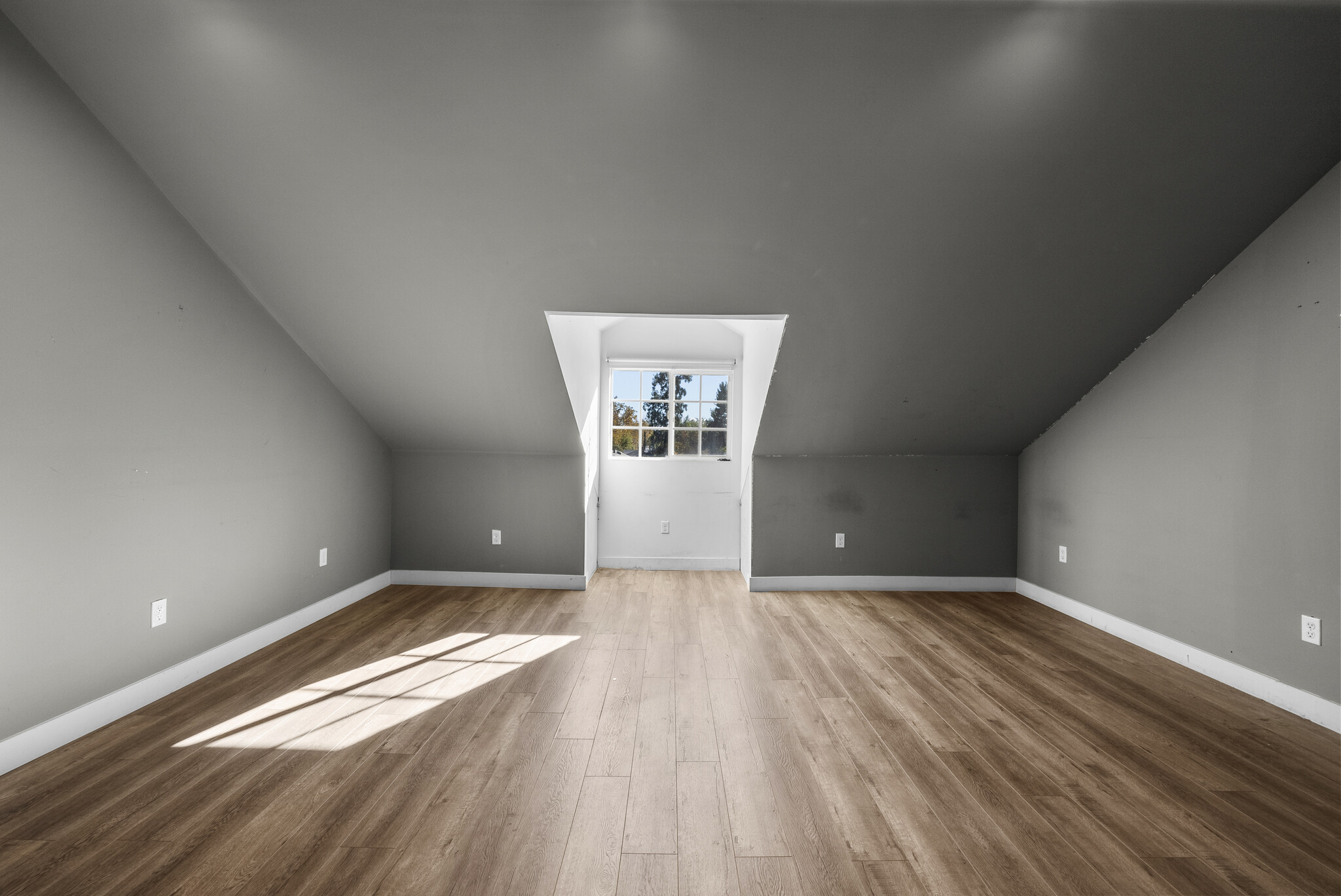 Building Photo - 6331 Simpson Ave