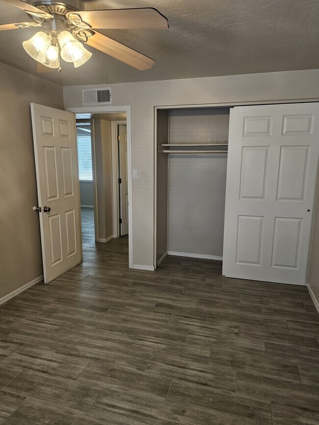 Building Photo - Great 3/2 in NE Phoenix with brand new flo...