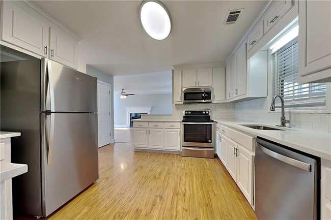 Building Photo - 3205 Wellbrook Dr