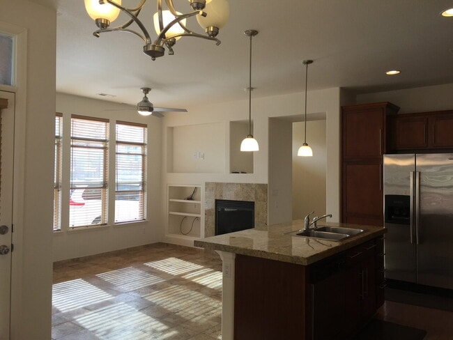 Building Photo - "Spacious 3-Bed, 3-Bath Townhouse with Gra...
