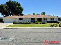 Building Photo - Lovely Home In Olive Dr Area!