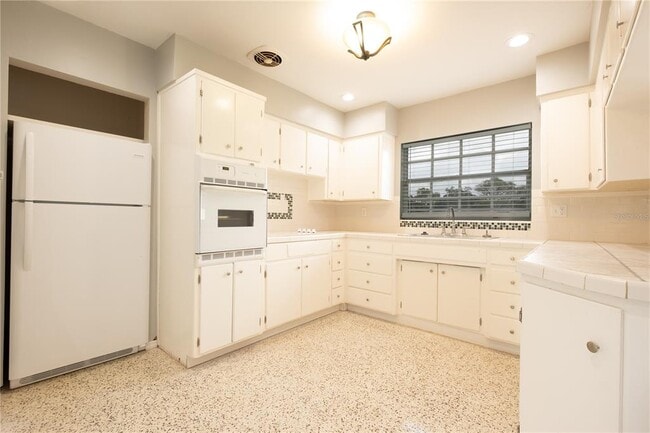 Building Photo - 10235 N Fleetwood Dr