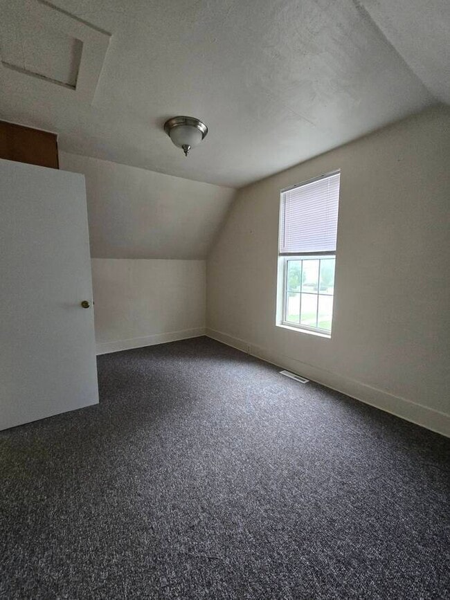 Building Photo - 114 W Main Ave