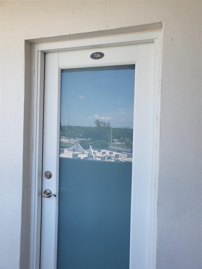 Building Photo - 1075 NE Miami Gardens Dr