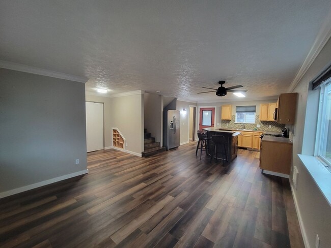 Building Photo - Exceptionally clean 3 bedroom, 1.5 bathroo...