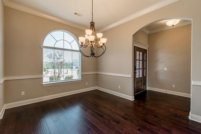 Building Photo - Like New 3 Bedroom Home near Stonebridge M...