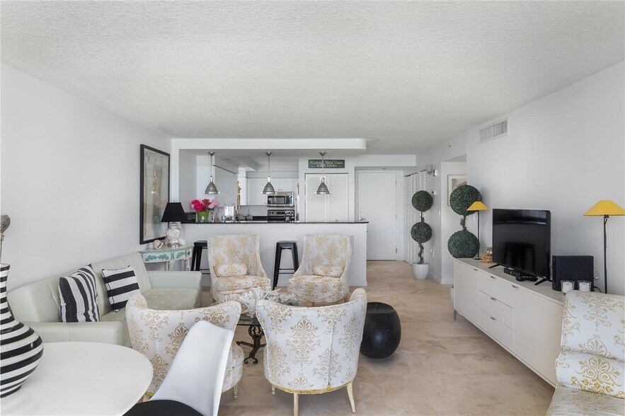 Building Photo - 6917 Collins Ave