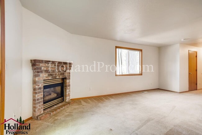 Building Photo - 3901 SW Pinewood Way