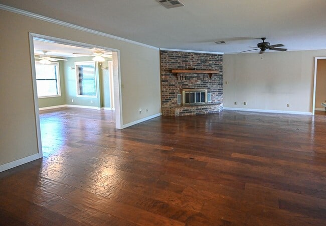 Building Photo - Beautiful 3 bedroom 2 bath Runaway Bay,  TX