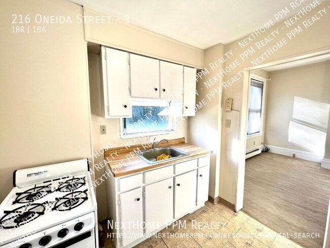 Building Photo - 216 Oneida St