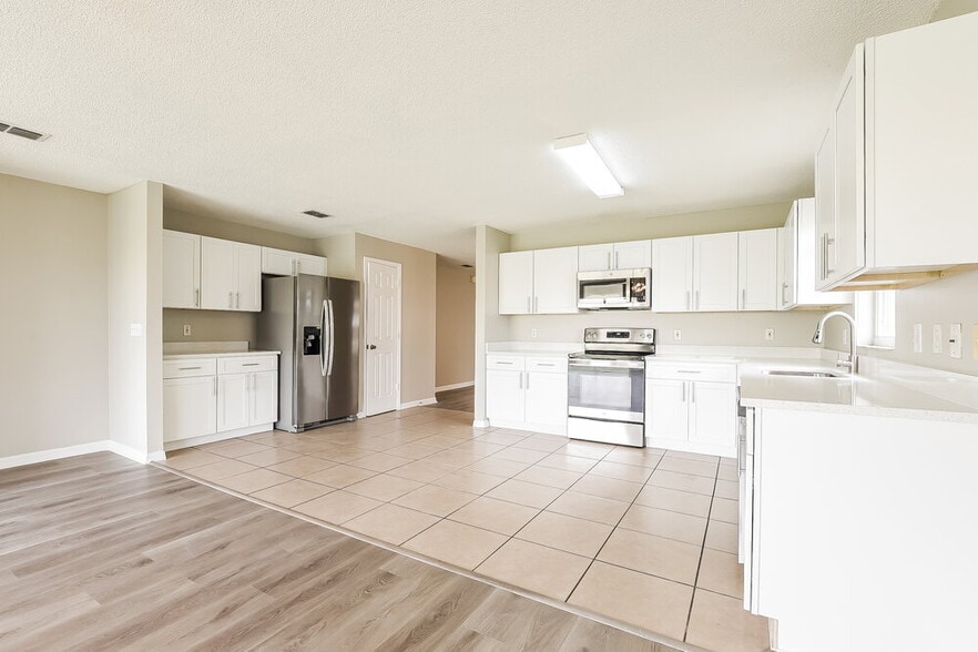 Building Photo - 12916 Los Alamitos