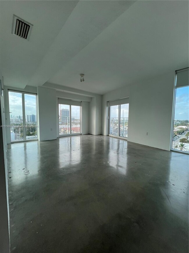 Building Photo - 7600 Collins Ave