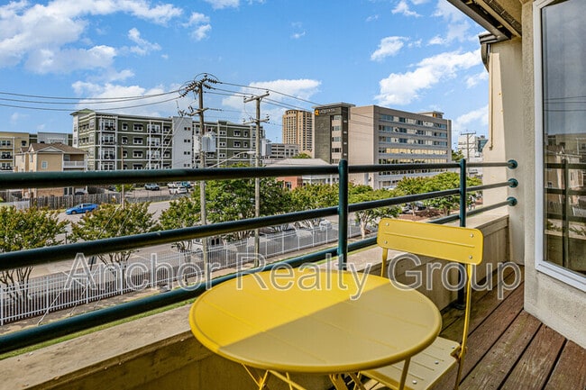 Building Photo - 304 28th St