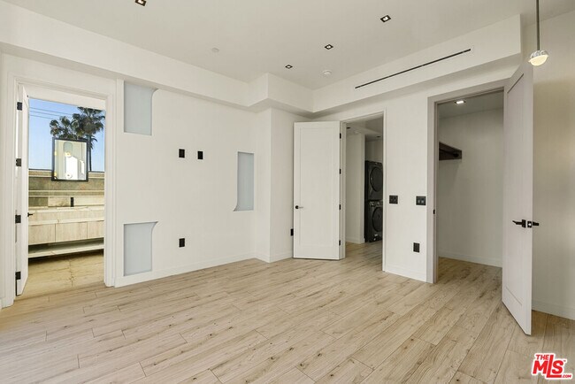 Building Photo - 1021 N Ogden Dr