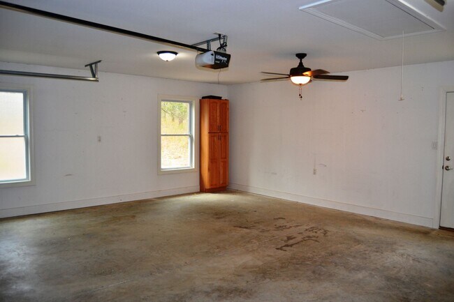 Building Photo - East Gate Area | Home | Unfurnished