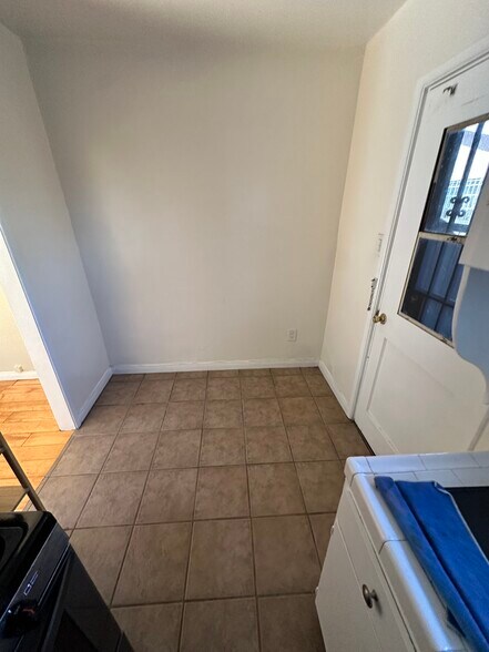 Building Photo - 904 N Normandie Ave