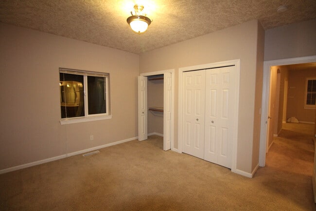 Building Photo - 4bd/2.5ba House with Washer/Dryer & Fully Fenced Yard!