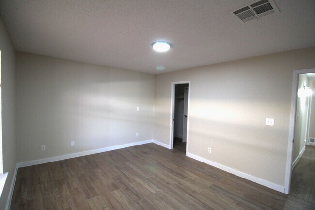 Building Photo - Beautiful Northeast Home -Utilities are a ...