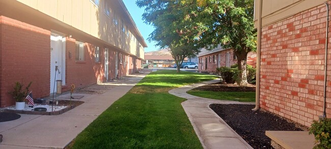 Building Photo - Roomiest Townhouse in All of Carson? Water...