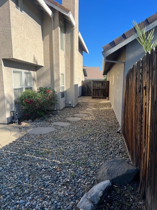 Building Photo - GORGEOUS 3 BEDROOM IN E. ROSEVILLE GATED COMMUNITY!!