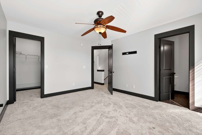 Building Photo - Great Location!